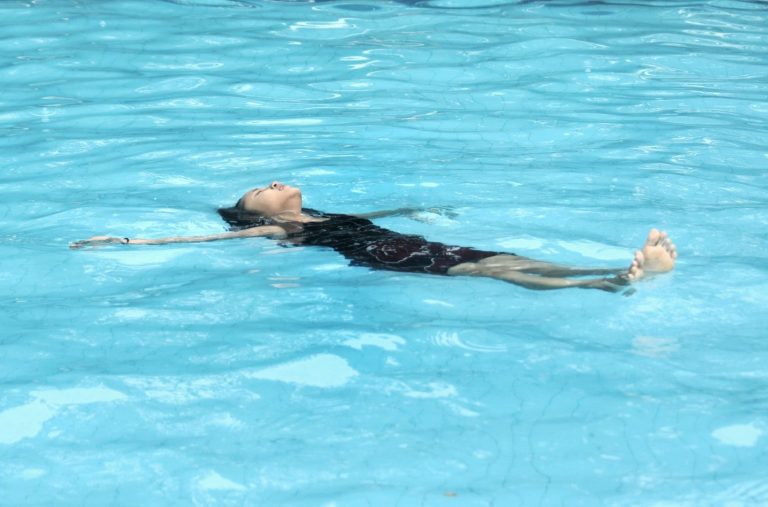 Aisance aquatique – apprendre à nager enfant et adulte Schéma illustrant l’aisance aquatique en natation – apprendre à nager à l'enfant et l'adulte